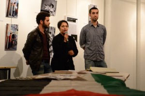 Mathieu Ozanon et Mohammed Khatib, lors du vernissage de l'exposition, en compagnie de leur traductrice.