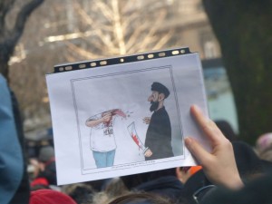 Lors du rassemblement du 11 janvier, un manifestant brandit un dessin se moquant des terroristes (photo : David Monniaux, http://commons.wikimedia.org/wiki/File:Grenoble_Charlie_P1070476.JPG)