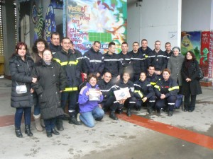 Les pompiers de Grenoble, Saint-Martin-d'Hères et Seyssinet-Pariset avec les habitants qui les ont accompagnés lors de leur tournée. (photo : BB)