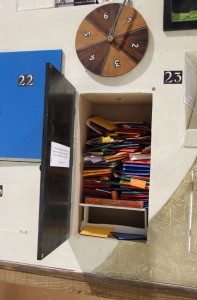 L'exposition présente de nombreux tiroirs à entrouvrir ou à tirer, à la recherche d'une multitude d'informations sur la souffrance au travail (photo : BB)