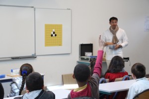Les élèves ont aussi pu faire une initiation au jeu de go, d'origine chinoise. (photo : BB)