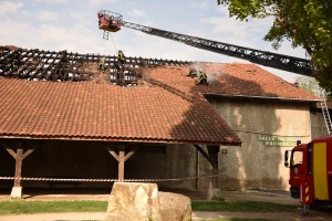 Les pompiers s'activent encore dimanche matin, au théâtre Prémol. (photo : BB).