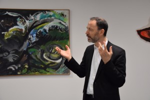 Guy Tosatto, le directeur du musée de Grenoble, présente l'exposition Démons et merveilles. (photo : BB).