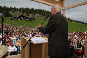 Stéphane Hessel sur le plateau des Glières, en 2009 (image extraite du film).