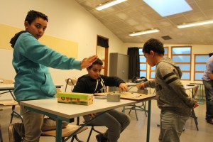 De gauche à droite, Marwan, Ahmed-Bilal et Ismaël Fathallah, les trois frères qui jouent au go. (photo : BB).