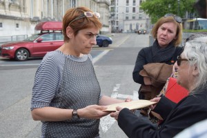 La responsable du service immigration de la préfecture reçoit le dossier de M. Ben Aïssa. (photo : BB)