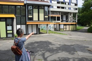 Emmanuèle Buffin indique la limite virtuelle de la cour de récréation de l'école des Charmes. (photo : BB)