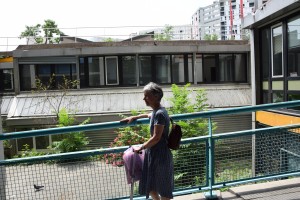 Devant la cour arrière de l'école, où se tenait un charme. "Quand il a été coupé, j'en ai reçu une tranche", raconte Emmanuèle Buffin. (photo : BB)