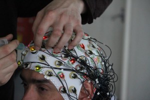 Le casque d'électroencéphalographie (EEG) permet de visualiser les signaux électriques émis par le cerveau. (photo : José Olivares)