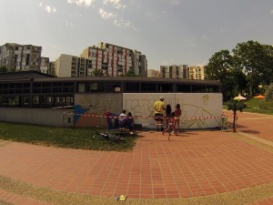 Une quinzaine d'enfants ont participé à la création du graffiti Villeneuve Plage sur les deux samedis. (photo : Morgane Cohen)