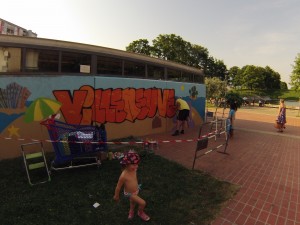 Villeneuve Plage est aussi l'occasion pour discuter de l'avenir de la piscine Iris, fermée par la mairie. (photo : Morgane Cohen)