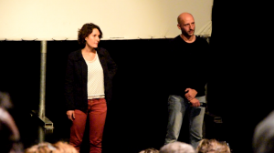 Flore Viénot et Vincent Massot, les deux réalisateurs de Villeneuve, l'utopie malgré tout, répondent aux questions des habitants sur la scène de l'Espace 600, mardi 13 octobre 2015 (photo : BB)