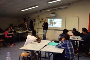 Vincent Massot raconte la genèse de son film aux collégiens de l'atelier initiation aux médias, au collège Lucie Aubrac. (photo : BB)