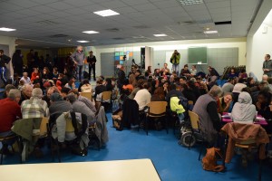 Les participants réunis en tables rondes discutent des solutions face à l'enfermement. (photo : BB)