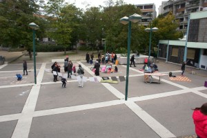 Barbecue merguez avec les ateliers de rue de l'association Mme Ruetabaga, sur la place des Géants.