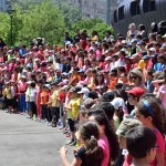 La chorale réunit les enfants de la Villeneuve sur la Place rouge, vendredi 29 mai. (photo : BB, Le Crieur de la Villeneuve)