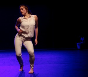 Lucie Veslin, de la compagnie Les Mutins, lors de la représentation de Sólarsteinn. (photo : Eric Grospeillet)