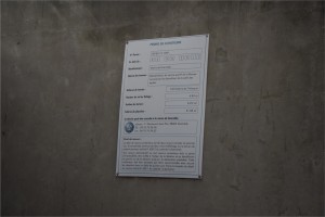 Annonce du permis de construire, sur le gymnase de la Rampe. (photo : BB, Le Crieur de la Villeneuve)