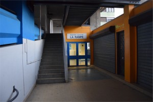 Le gymnase de la Rampe, à la Villeneuve, dont la rénovation, débutée en 2013, est au point mort. (photo : BB, Le Crieur de la Villeneuve)