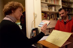 Lise Leider reçoit le disque d'In Situ des mains de Christophe Sacchettini, le 15 mars 2016. (photo : Benjamin Bultel, Le Crieur de la Villeneuve)