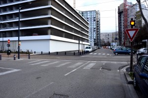 Le carrefour de la rue des Peupliers et de la ligne A du tram. À gauche, le nouveau parking silo. Au fond, le vide laissé par la destruction d'une partie du 50 galerie de l'Arlequin. (photo : BB, Le Crieur de la Villeneuve)