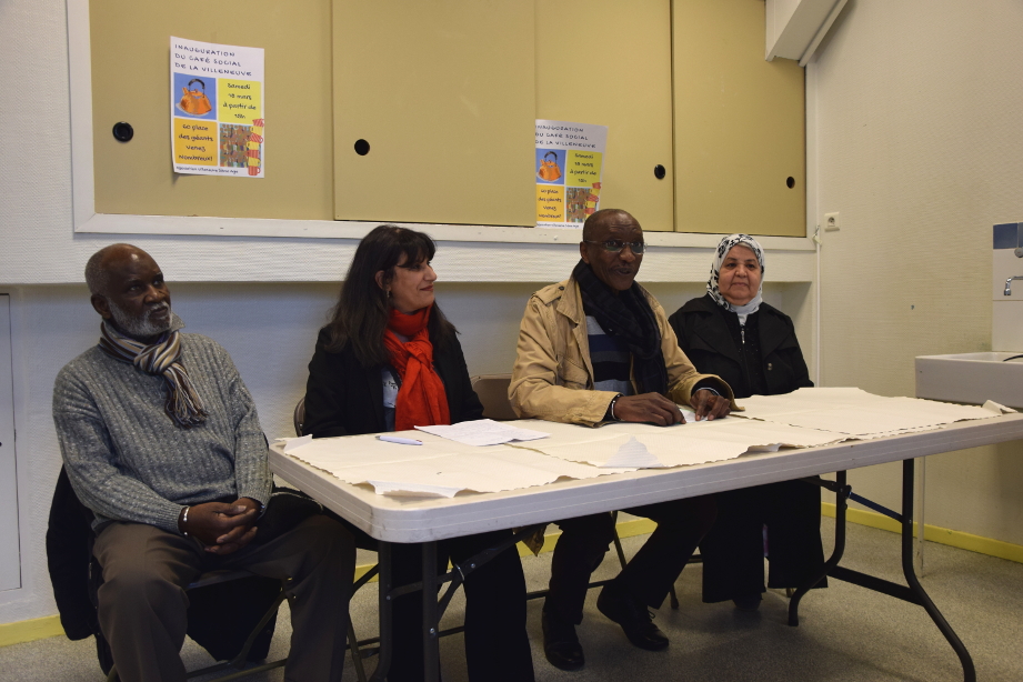 Un café social sur la place des Géants