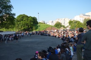 Sur la place Rouge, lundi matin, l'équipe du collège informe les élèves et leurs parents sur la tenue des cours. (photo : Le Crieur de la Villeneuve)