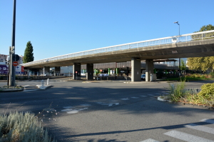 L'autopont Marie Reynoard devrait être démoli. (photo : BB, Le Crieur de la Villeneuve)