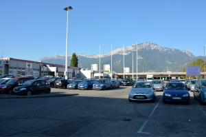 La future extension de Grand'Place s'étendra sur ce parking actuel. (photo : BB, Le Crieur de la Villeneuve)