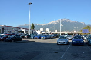 La future extension de Grand'Place s'étendra sur ce parking actuel. (photo : BB, Le Crieur de la Villeneuve)