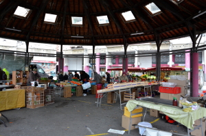 La place du marché et ses marchands ne devrait pas être touchés pas les rénovations des commerces entourant la place. (photo : BB, Le Crieur de la Villeneuve)