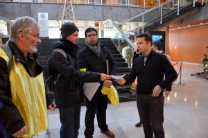 Alan Confesson reçoit le courrier du collectif réclamant la mise en place d'un RIC dans le quartier. (photo : BB, Le Crieur de la Villeneuve)